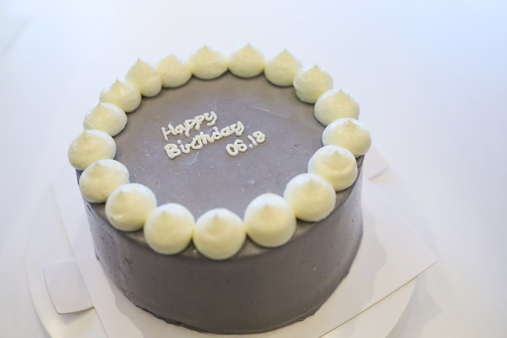 センイルケーキ・グレー - 鹿児島の小さなカフェが作る誕生日ケーキ