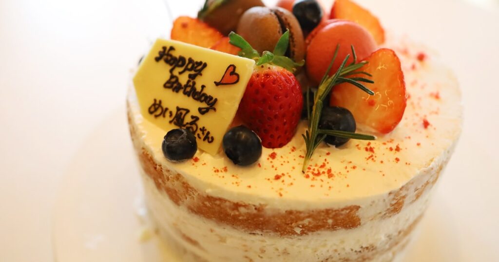 マカロンの生クリームデコレーション - 鹿児島誕生日ケーキ
