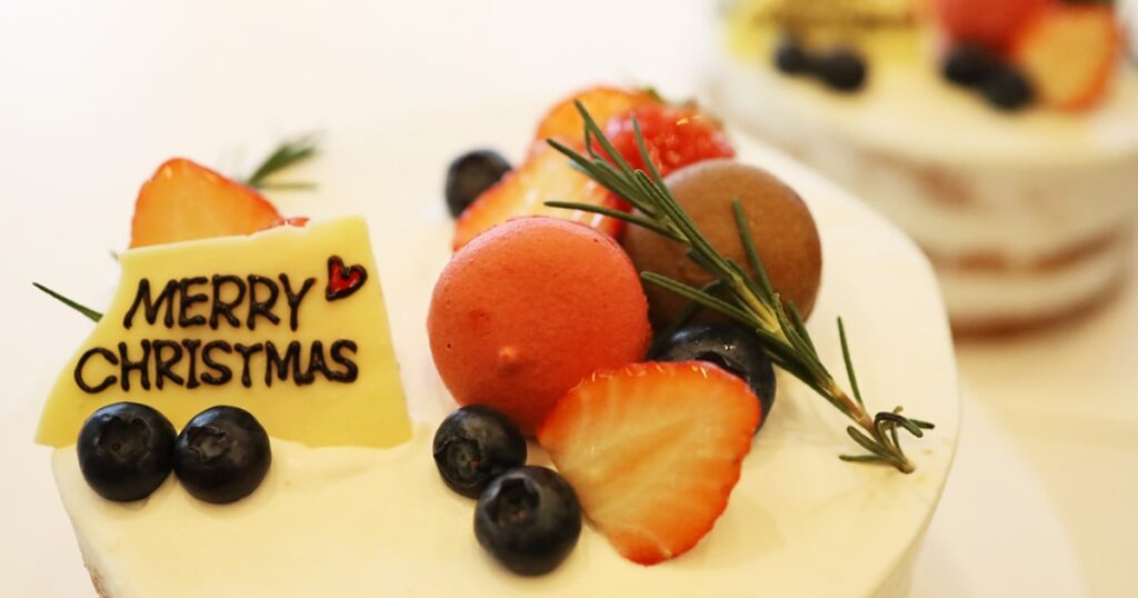 マカロンの生クリームデコレーション - 鹿児島クリスマスケーキ